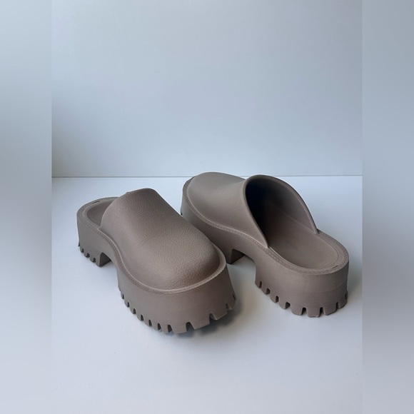 Free People Jeffrey Campbell Lug Sole Platform Clogs Size 9 Tan Beige - Picture 2 of 7